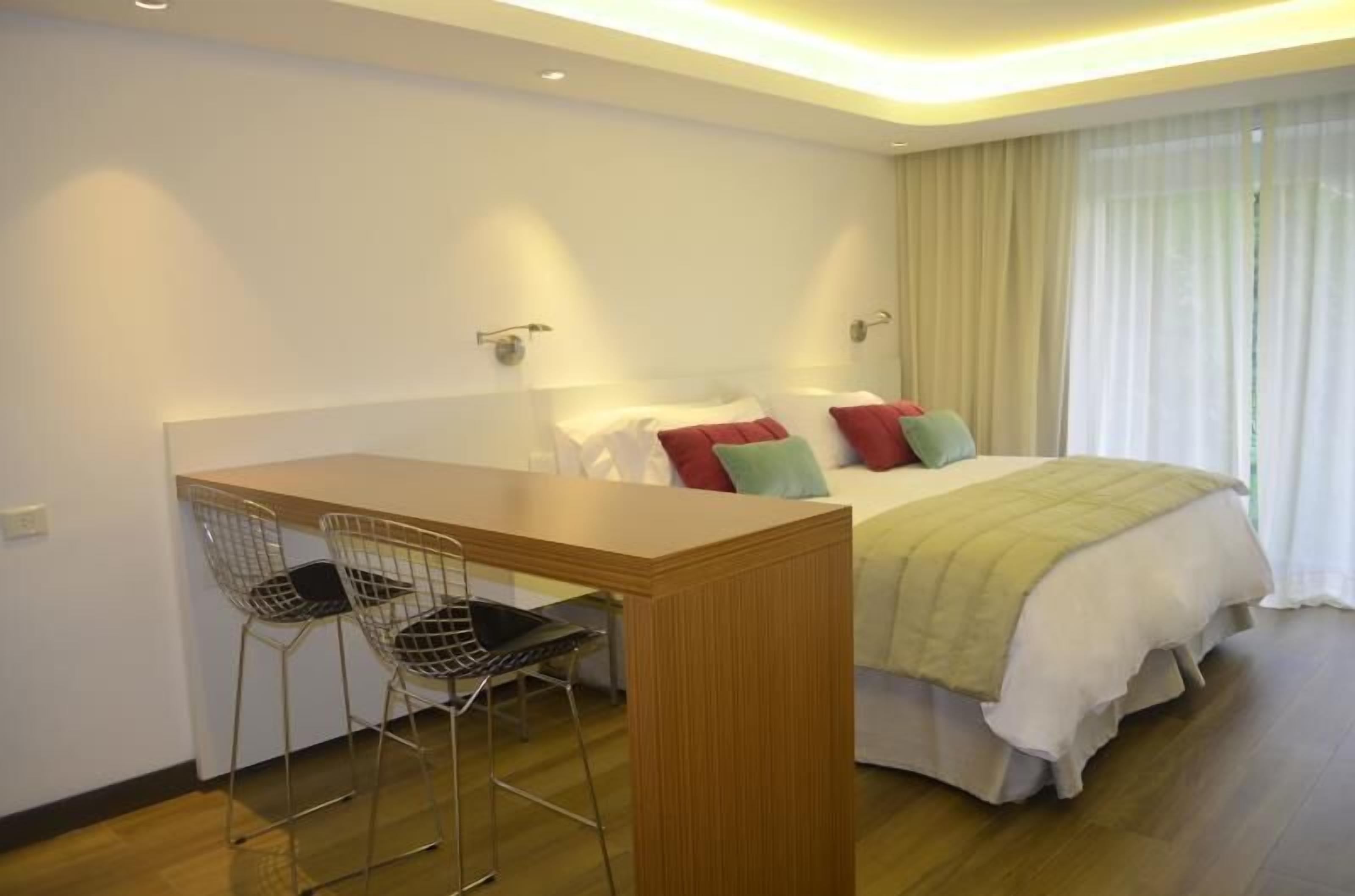 Ropa de cama de alta calidad, colchones con pillow-top y minibar 