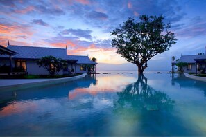 Outdoor pool - Devasom Hua Hin Resort (Cha-am)