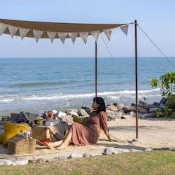 Bãi biển riêng, ghế dài tắm nắng, dù trên bãi biển, khăn tắm biển