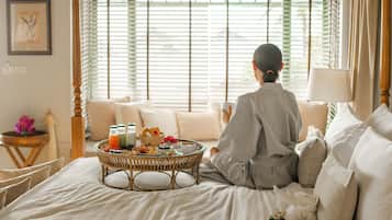 Beachfront Villa with Sea View | Essbereich im Zimmer