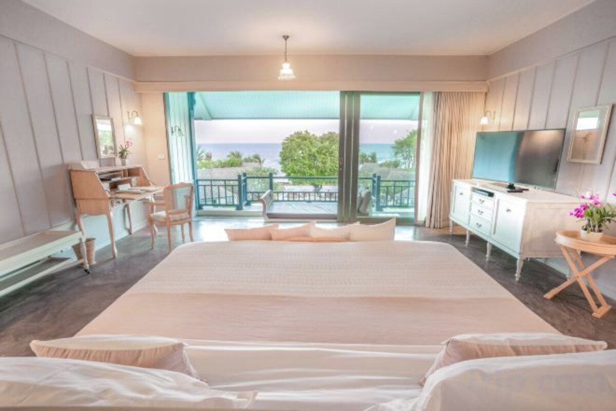 Minibar (inkludert), safe på rommet, skrivebord og blendingsgardiner