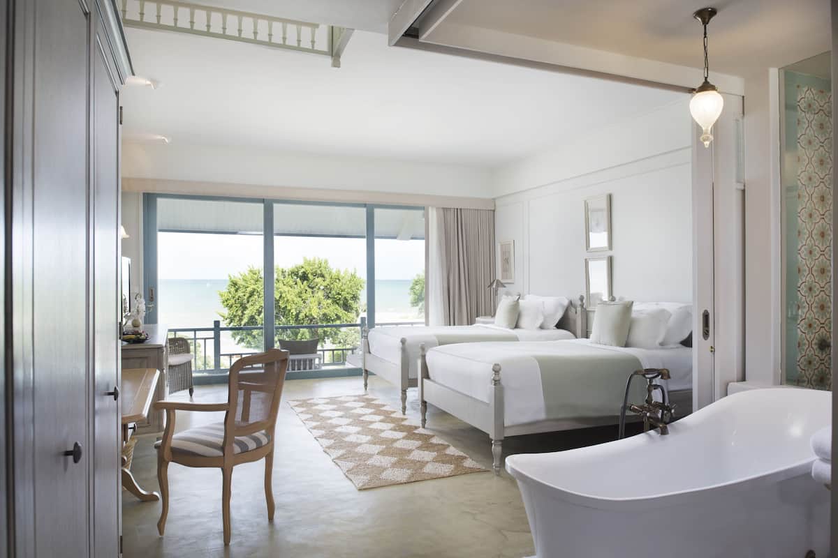 Seaside Deluxe with Sea View | Minibar con artículos gratuitos, caja fuerte, escritorio