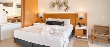 Ein modernes Hotelzimmer mit einem großen Bett, Nachttischen, einem Spiegel und einer Wandleuchte.