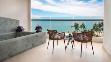 Deluxe Premium Ocean Front | Jetted tub