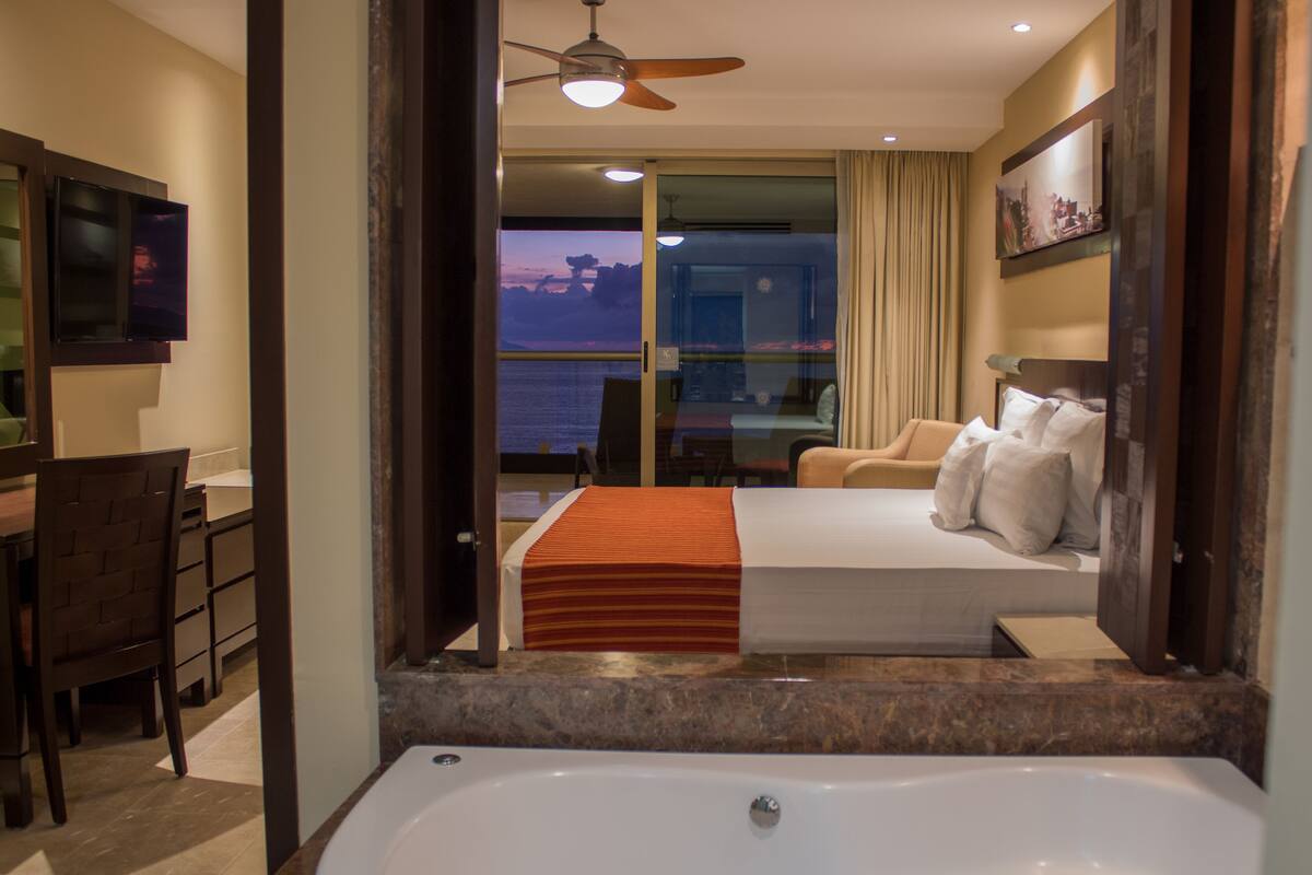 Jetted bathtub