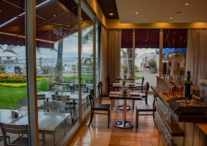 3 restaurants, breakfast served