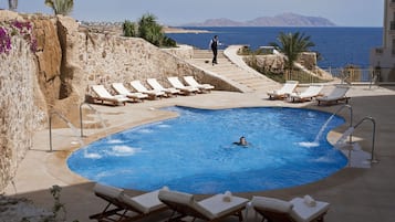 2 piscine all'aperto, lettini