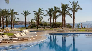 2 piscines extérieures, chaises longues