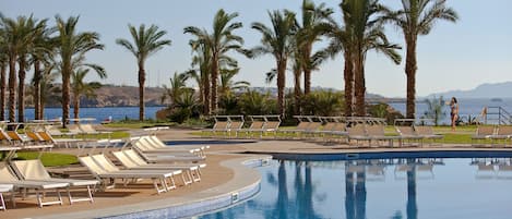 2 piscines extérieures, chaises longues