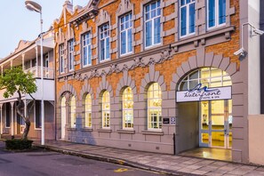 Un hotel con fachada clásica, ventanas en arco y un letrero que indica que es un hotel y spa.