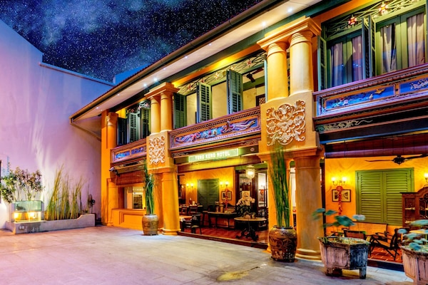 Depan hartanah - siang/malam