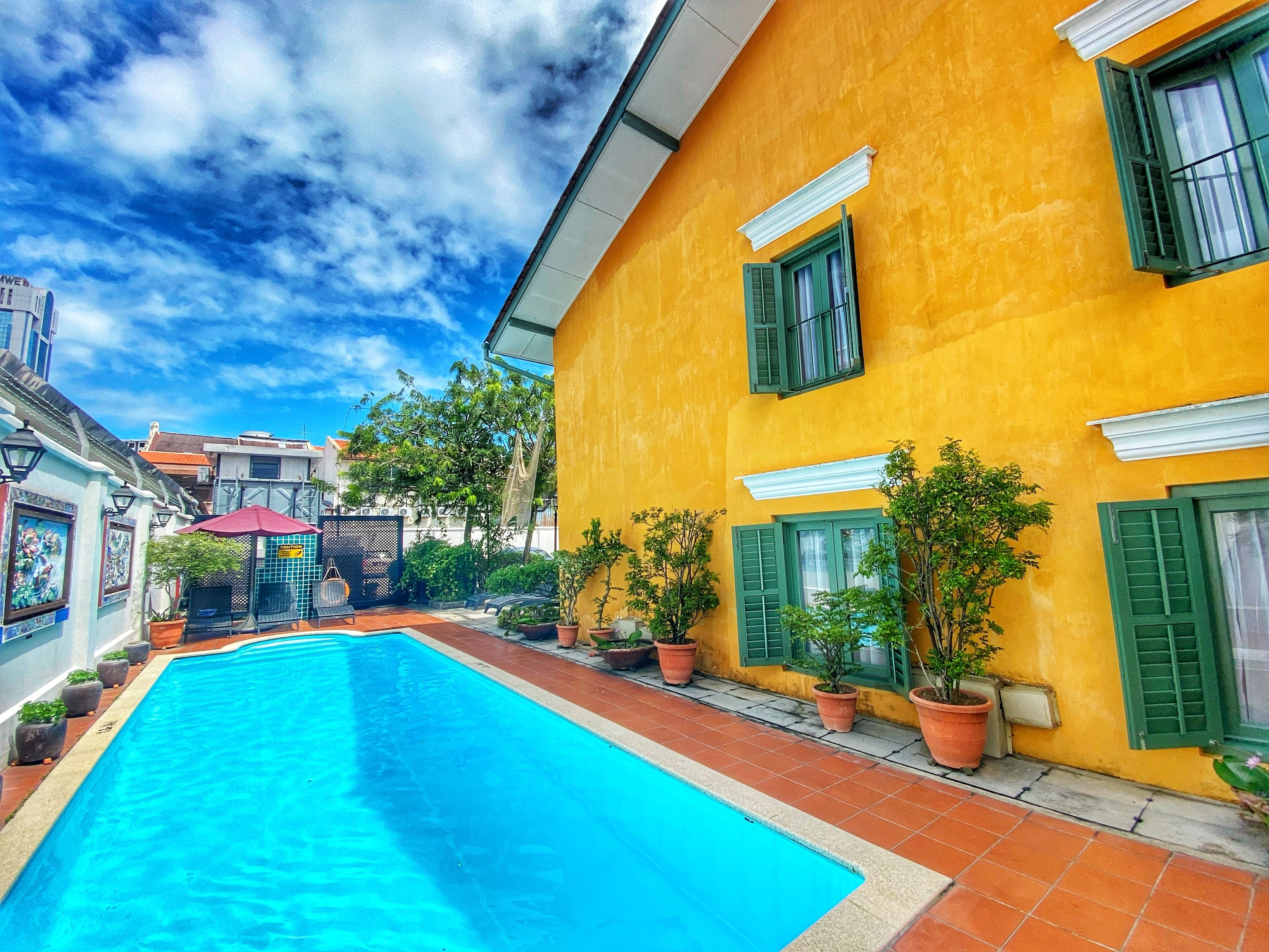 Outdoor pool, pool umbrellas, sun loungers