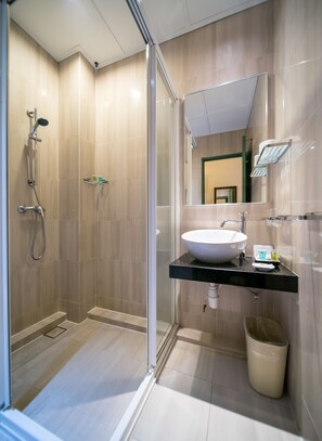 Shower, hair dryer, towels, shampoo - Yeng Keng Hotel (George Town)