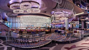 8 bars-salons, 2 bars attenants à la piscine