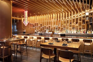 19 restaurantes, se sirven desayunos, comidas, cenas y cocina fusión
