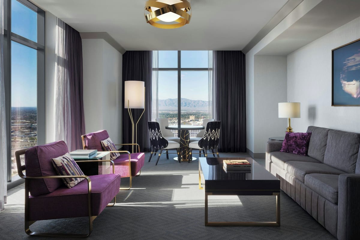 Two Bedroom City Suite | Oppholdsrom | En 54-tommers Flatskjerm-TV med kabel-kanaler samt TV og Netflix