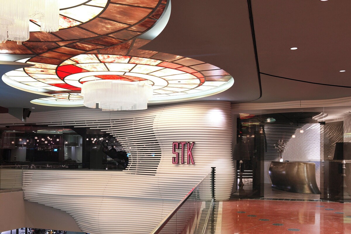 20 restaurants, breakfast, lunch, dinner served; Fusion cuisine