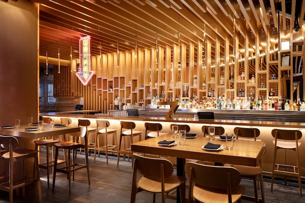 18 restaurants; breakfast, lunch, dinner, and brunch served