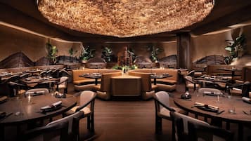 18 restaurantes; se sirve desayuno, almuerzo, cena y brunch