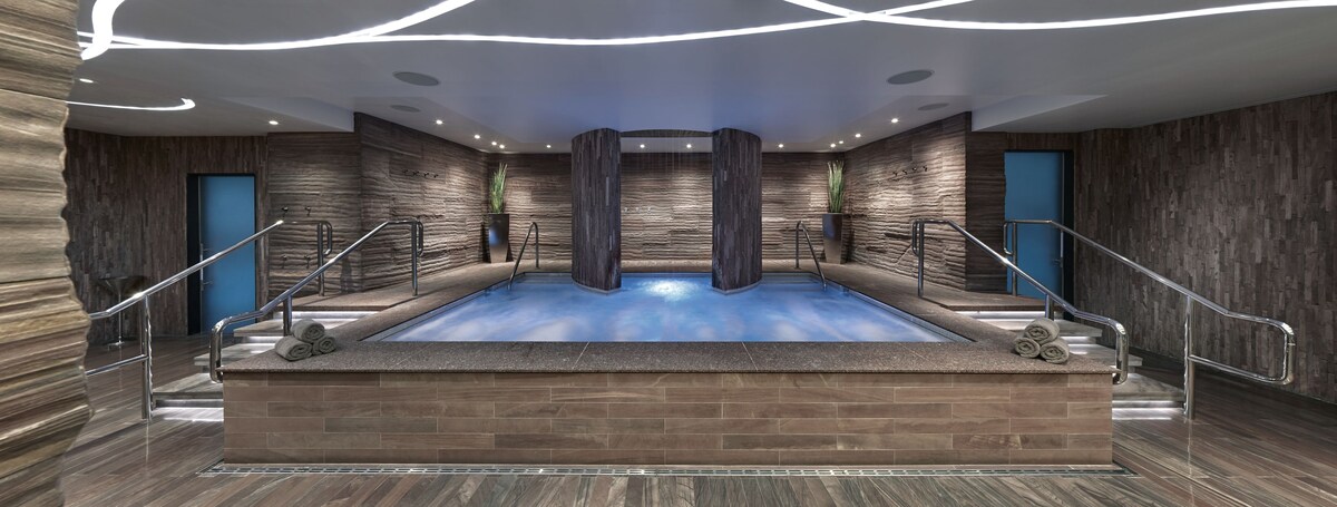 Indoor spa tub