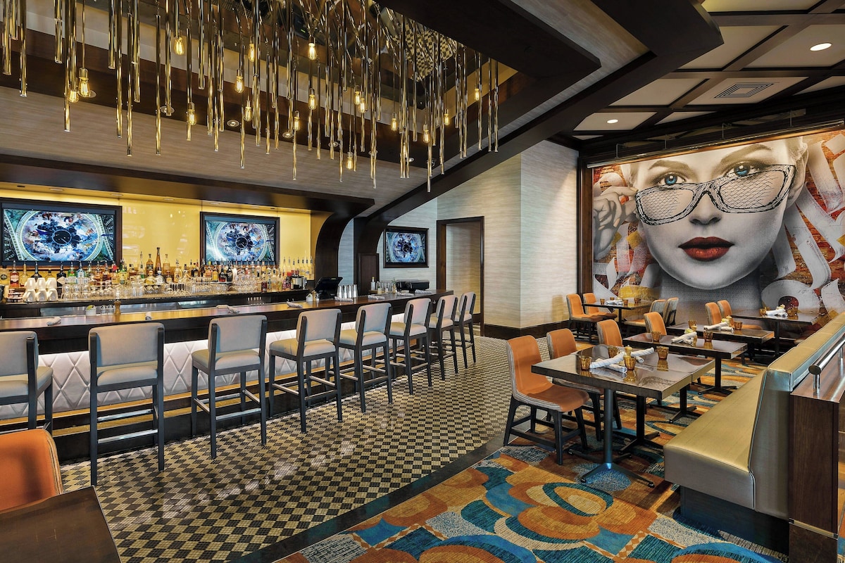 20 restaurants, breakfast, lunch, dinner served; Fusion cuisine