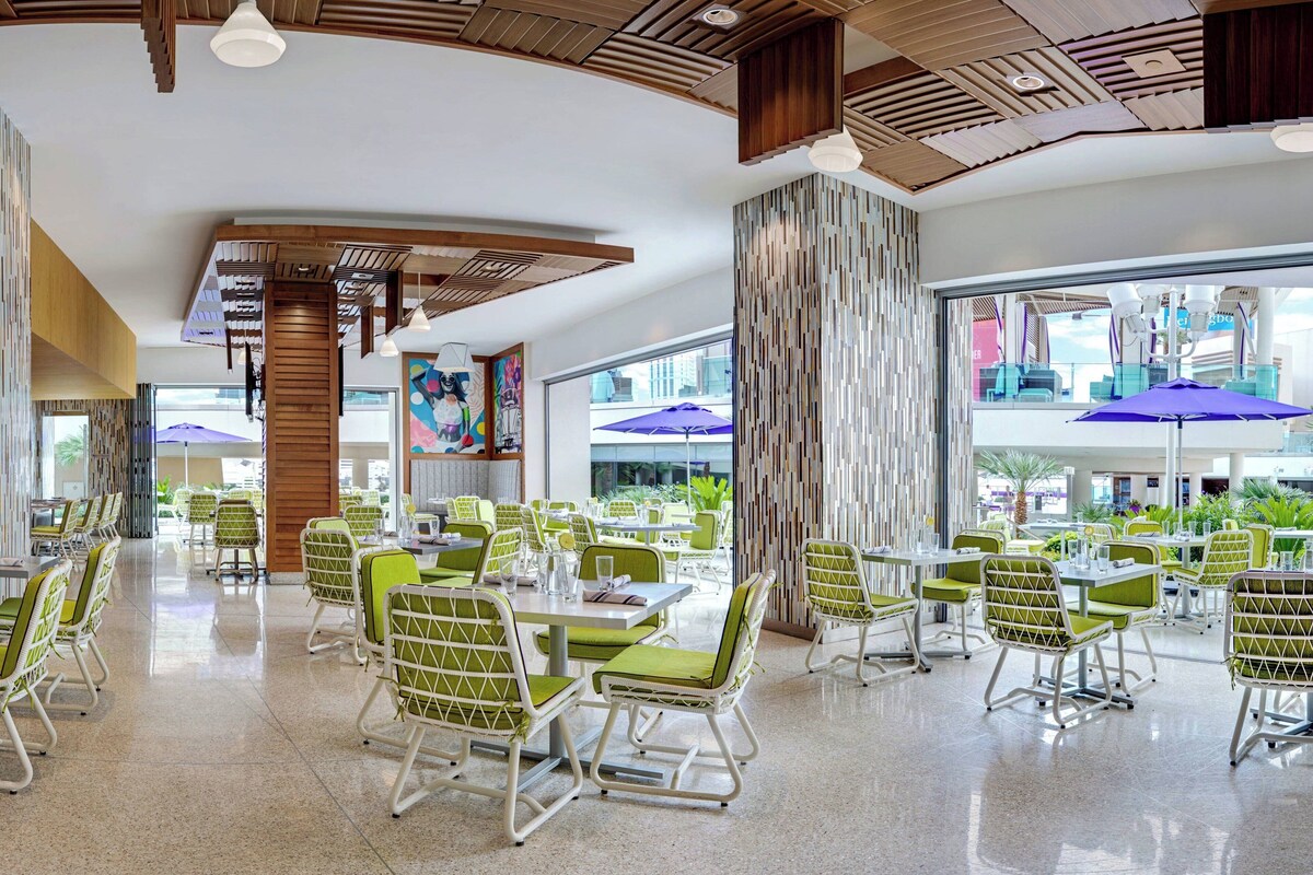 20 restaurants, breakfast, lunch, dinner served; Fusion cuisine