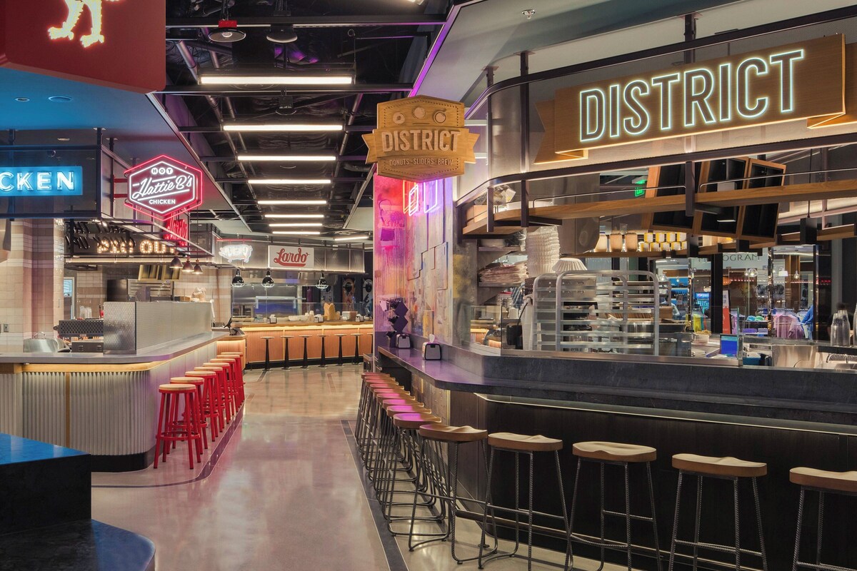 20 restaurants, breakfast, lunch, dinner served; Fusion cuisine