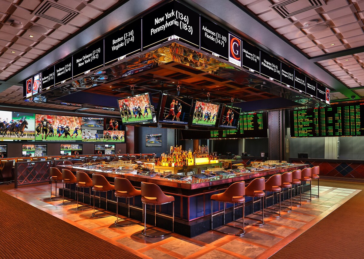 8 bars/lounges, 2 poolside bars