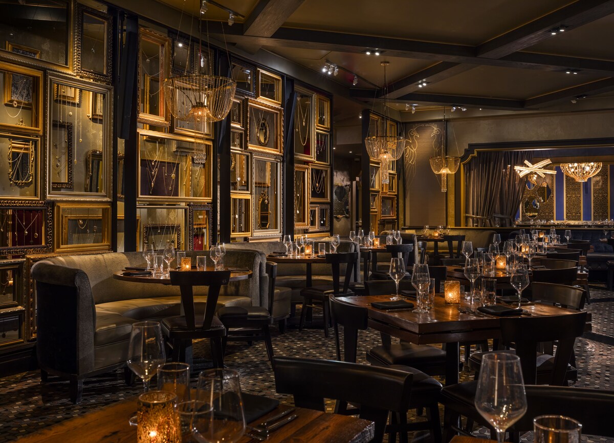 20 restaurants, breakfast, lunch, dinner served; Fusion cuisine