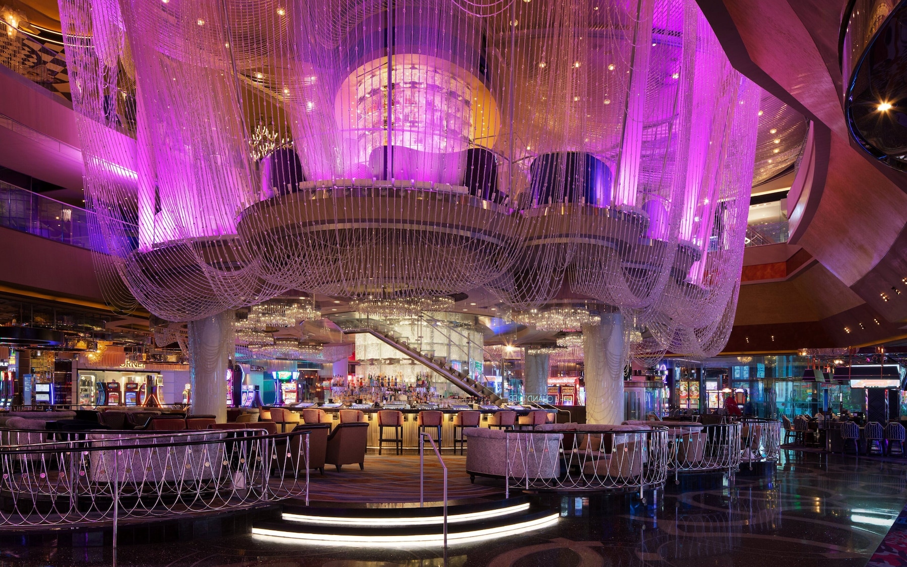 8 bares o lounges, 2 bares junto a la alberca