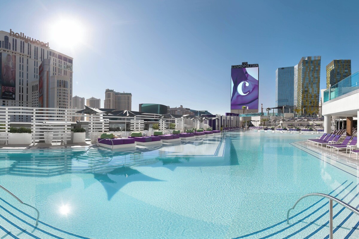 Seasonal outdoor pool, open 8:00 AM to 6:00 PM, cabanas (surcharge)