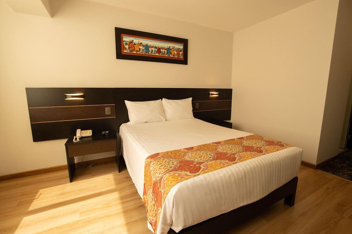 Minibar, caja de seguridad en la habitación y escritorio