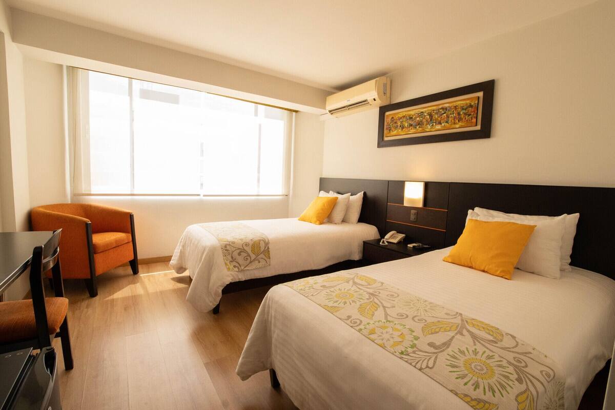 Minibar, caja de seguridad en la habitación y escritorio