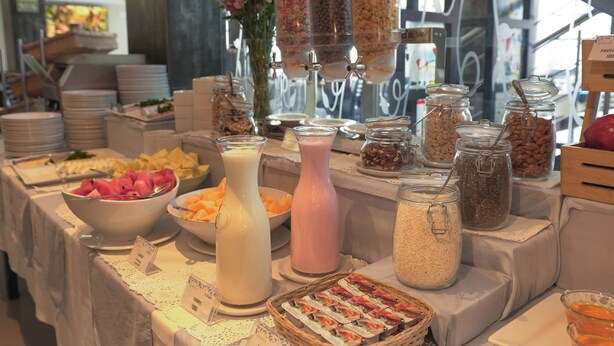 A buffet with various food items and beverages. - Britania Miraflores (Lima)