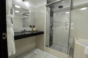 Phòng Suite, 1 giường cỡ queen | Phòng tắm | Bồn tắm ngâm, đồ dùng nhà tắm miễn phí, máy sấy tóc, khăn tắm 