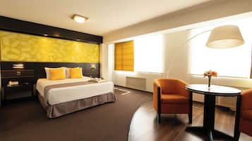 Suite, 1 cama de matrimonio | Minibar, caja fuerte, escritorio y espacio para trabajar con un portátil