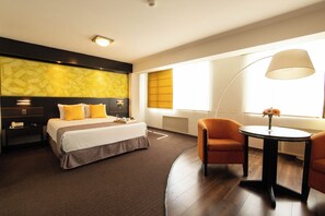 Minibar, in-room safe, desk, laptop workspace - Britania Miraflores (Lima)