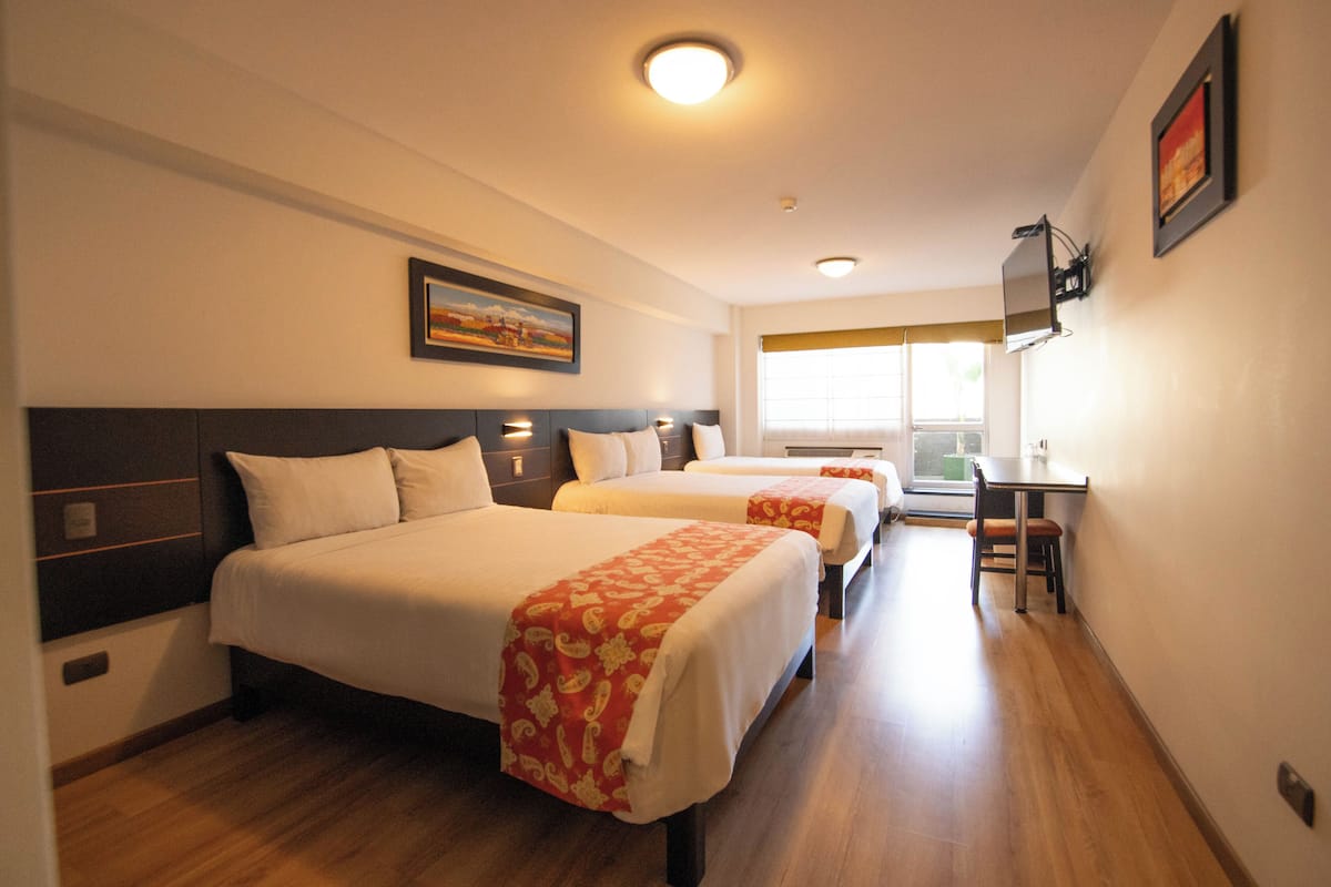 Minibar, caja de seguridad en la habitación y escritorio