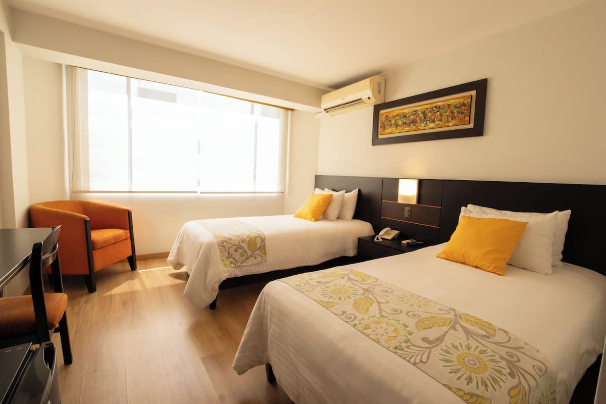 Minibar, caja de seguridad en la habitación y escritorio