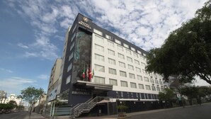 A multi-story hotel with a prominent entrance, a staircase, and a large window display. - Britania Miraflores (Lima)