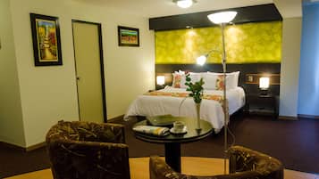 Suite, 1 cama Queen size | Minibar, caja de seguridad en la habitación y escritorio