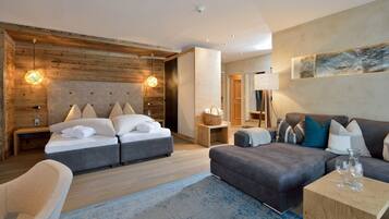 Suite (Mickey Bambini) | Premium bedding, minibar, in-room safe, desk