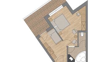 Een plattegrond van een hotelkamer met een houten terras, een ruime woonkamer, een aparte badkamer en een klein buiten zitgedeelte.