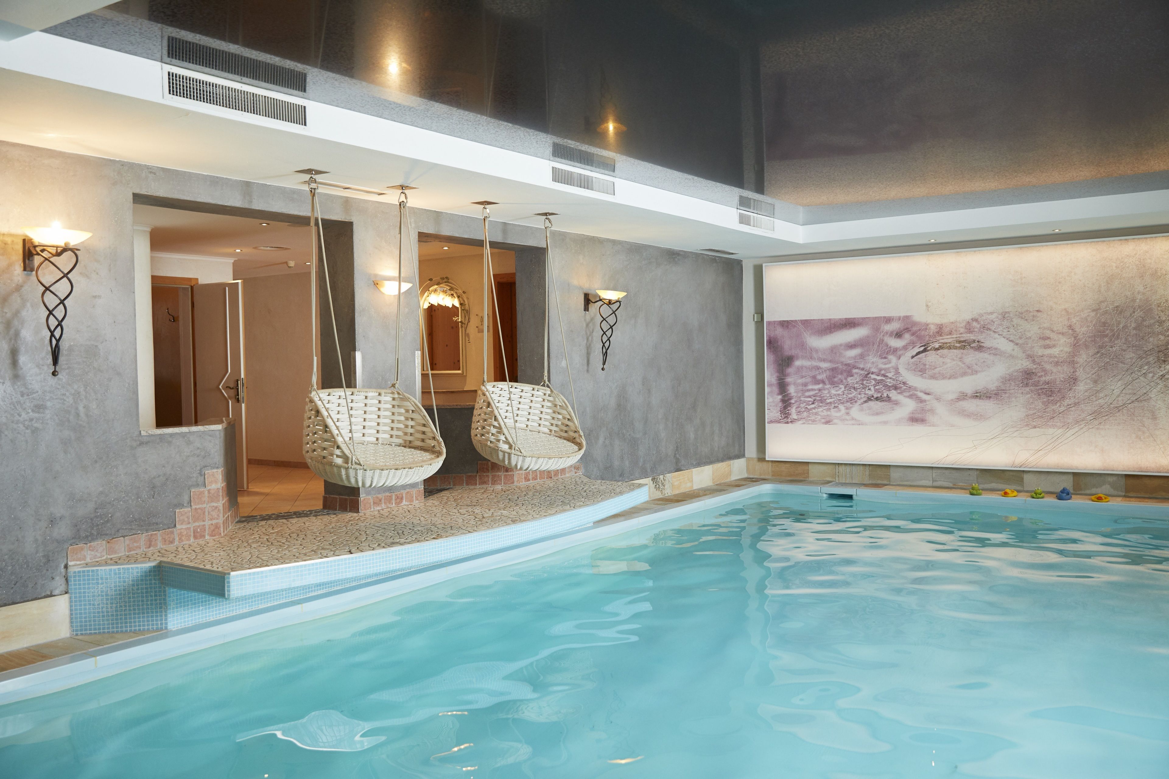 Een binnenzwembad en een seizoensgebonden buitenzwembad