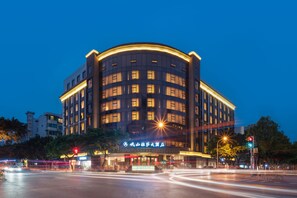 住宿正面 (夜晚)