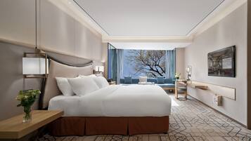 Deluxe Room | Minibar, in-room safe, blackout drapes, soundproofing