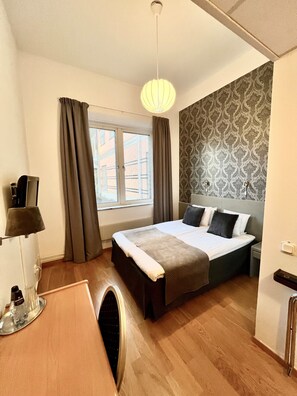 책상, 암막 커튼, 다리미/다리미판, 무료 유아용 침대