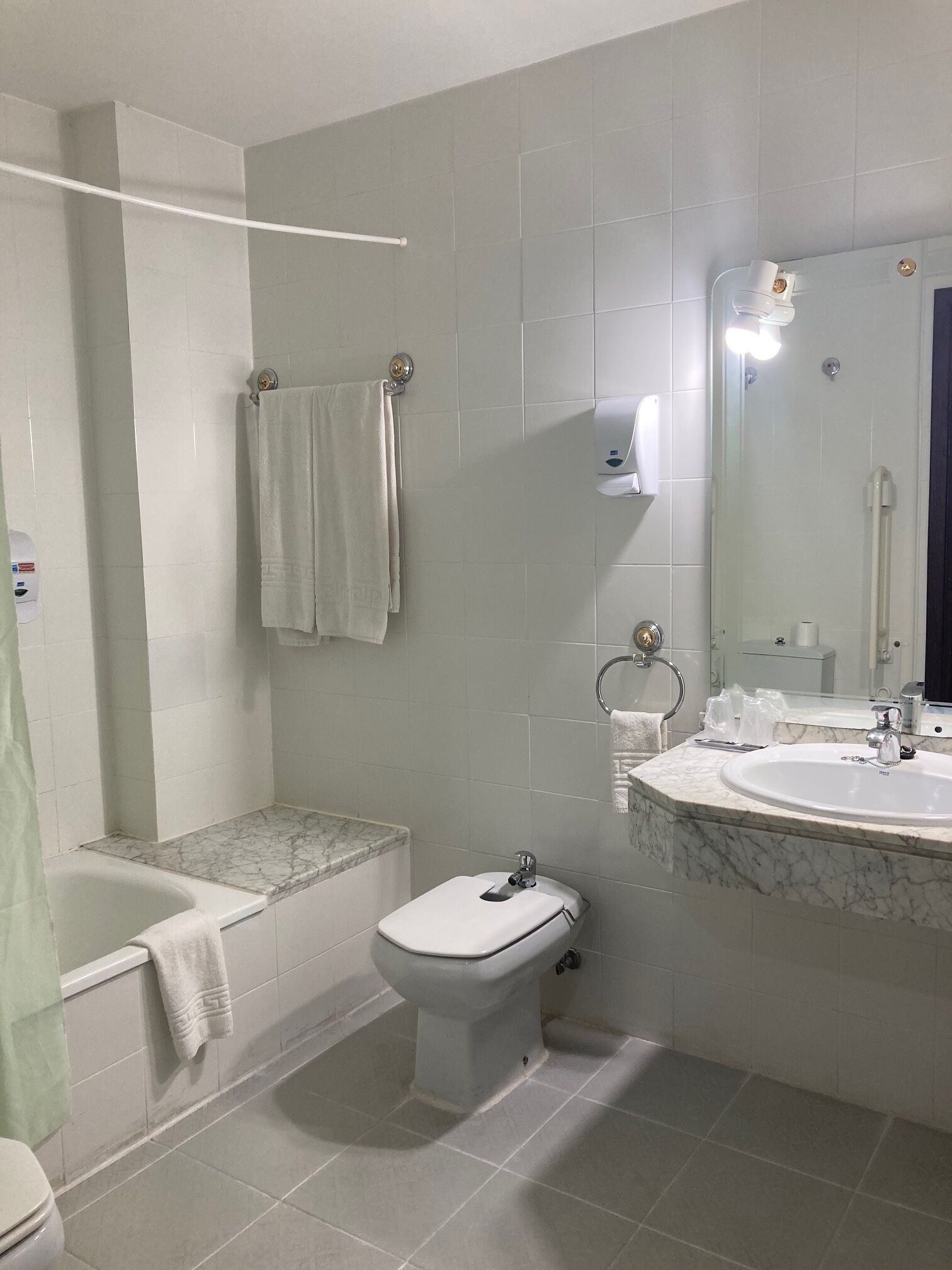 double room | bathroom | free toiletries, hair dryer, bidet, towels