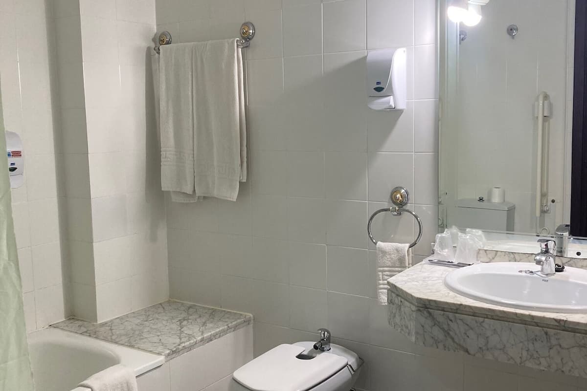 double room | bathroom | free toiletries, hair dryer, bidet, towels