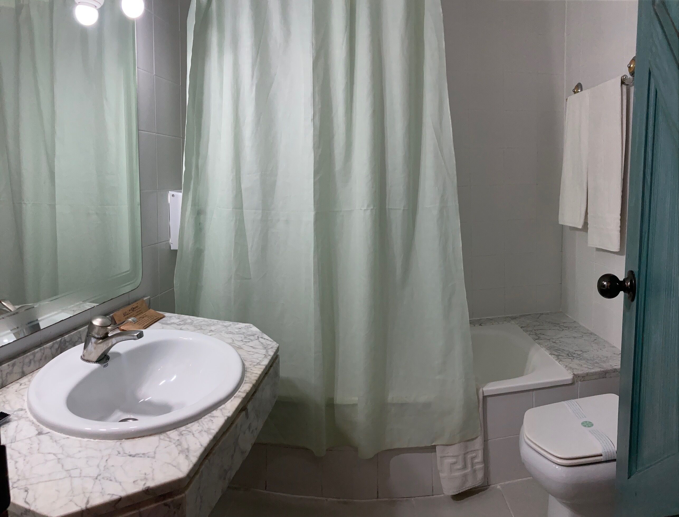 triple room | bathroom | free toiletries, hair dryer, bidet, towels